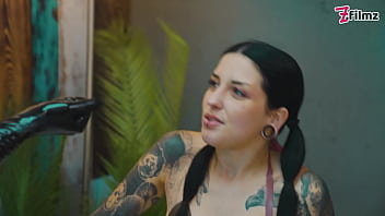 Goth wih big ass gets anal dominated in latex and fisted