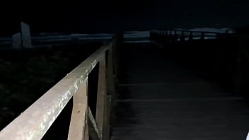 Casada mamando novinho desconhecido na praia