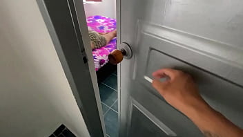 Padrastro Pervertido Y Cochino Aprovecha Que Lo Dejan Solo En Casa Con Su Hijastra Flaca De 18 Años Para Meter Su Verga Directo Al Coño Hasta Correrse thumbnail