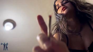 Mostrando como se trata homem lixo