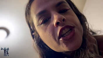 Mostrando como se trata homem lixo