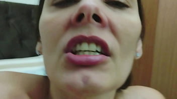 Raquel casada dando e gemendo muito no pau do comedor ela tava tão excitada que resolveu mostrar sua cara de puta safada