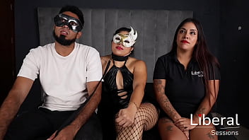 Cornudo sumiso entrega a su hotwife a 3 hombres