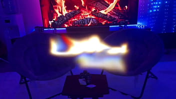 Cornudo sumiso entrega a su hotwife a 3 hombres