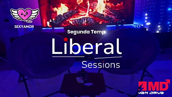 Cornudo sumiso entrega a su hotwife a 3 hombres