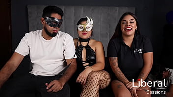 Cornudo sumiso entrega a su hotwife a 3 hombres