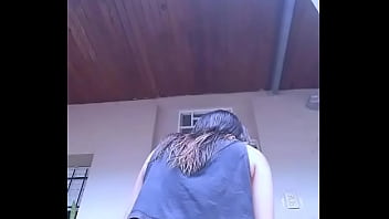 Bonneyuwu 10 29 mostrando la cola en el patio