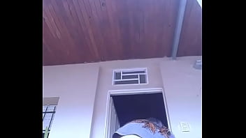 Bonneyuwu 10 29 mostrando la cola en el patio