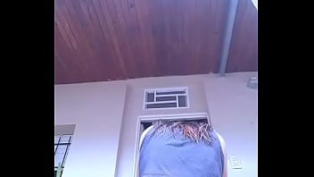 Bonneyuwu 10 29 mostrando la cola en el patio