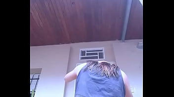 Bonneyuwu 10 29 mostrando la cola en el patio