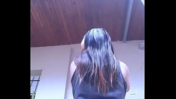 Bonneyuwu 10 29 mostrando la cola en el patio