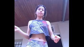 Bonneyuwu 10 29 mostrando la cola en el patio