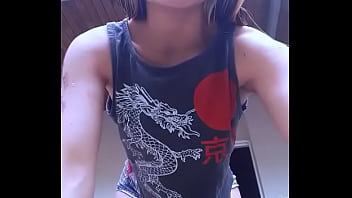 Bonneyuwu 10 29 mostrando la cola en el patio