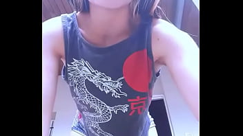 Bonneyuwu 10 29 mostrando la cola en el patio