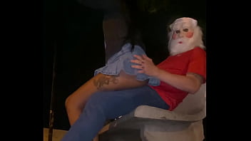 Papai noel comendo o cuzinho da novinha na praça