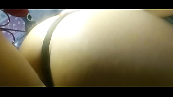 Le meto un plug a putita