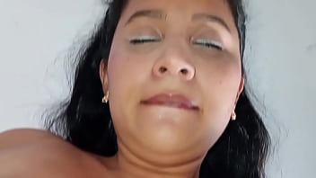 Trato de trabajar pero mi novio no me deja termina follandome duro y me acaba en la boca para que le trague su leche caliente