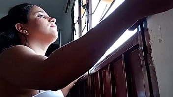 Trato de trabajar pero mi novio no me deja termina follandome duro y me acaba en la boca para que le trague su leche caliente