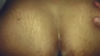 Morena es follada mientras tiene dildo en el culo esperando su rico anal