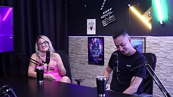 Quando duas gostosas safadas se encontram com seus cornos da essa resenha gostosa bruna carlos e monica lima conta tudo sobre como plantar dois pares de chifres em seus maridos completo no red