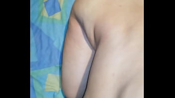 Espiando a mi vecina me descubre y me invita a follarla el coño