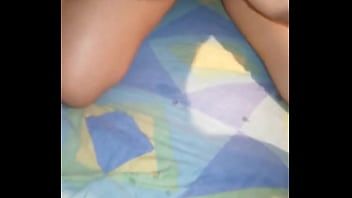 Espiando a mi vecina me descubre y me invita a follarla el coño