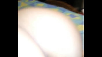 Espiando a mi vecina me descubre y me invita a follarla el coño