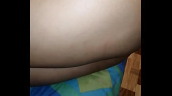 Espiando a mi vecina me descubre y me invita a follarla el coño