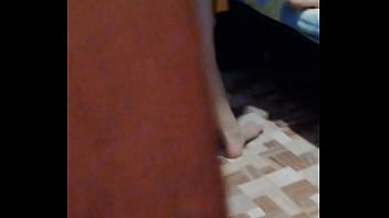 Espiando a mi vecina me descubre y me invita a follarla el coño