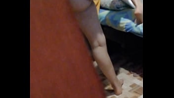 Espiando a mi vecina me descubre y me invita a follarla el coño