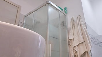 Loira vadia mostra os seios no box do banheiro