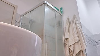 Loira Vadia Mostra Os Seios No Box Do Banheiro thumbnail