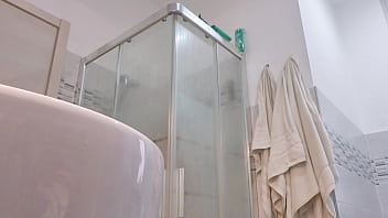 Loira vadia mostra os seios no box do banheiro