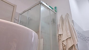 Loira vadia mostra os seios no box do banheiro