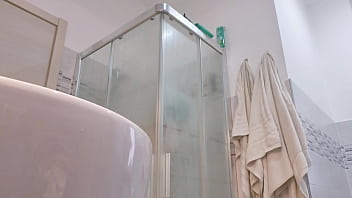 Loira vadia mostra os seios no box do banheiro