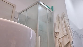 Loira vadia mostra os seios no box do banheiro