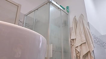 Loira vadia mostra os seios no box do banheiro