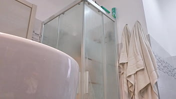 Loira vadia mostra os seios no box do banheiro