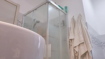 Loira vadia mostra os seios no box do banheiro