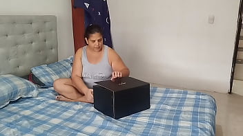 Padrastro folla a su hijastra con su muñeca mrlsexdoll y termina follándola y corriéndose dentro de ella y haciéndola gritar de placer