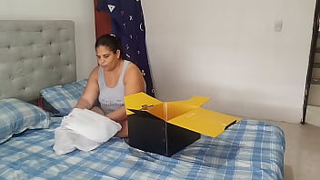 Padrastro folla a su hijastra con su muñeca mrlsexdoll y termina follándola y corriéndose dentro de ella y haciéndola gritar de placer