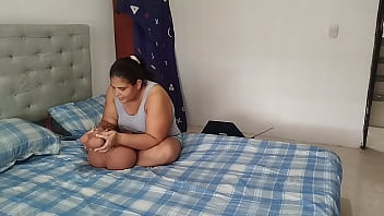 Padrastro folla a su hijastra con su muñeca mrlsexdoll y termina follándola y corriéndose dentro de ella y haciéndola gritar de placer