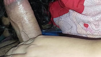 Ama de casa solitaria no pudo resistir la tentación de mamar la polla del empleado