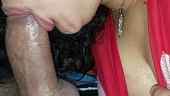 Ama de casa solitaria no pudo resistir la tentación de mamar la polla del empleado