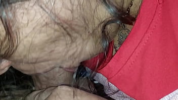 Ama de casa solitaria no pudo resistir la tentación de mamar la polla del empleado