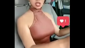 Alguien que me diga quien es ella