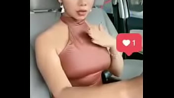 Alguien que me diga quien es ella