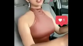 Alguien que me diga quien es ella