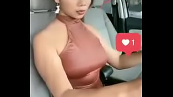 Alguien que me diga quien es ella