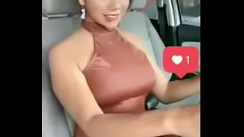 Alguien que me diga quien es ella